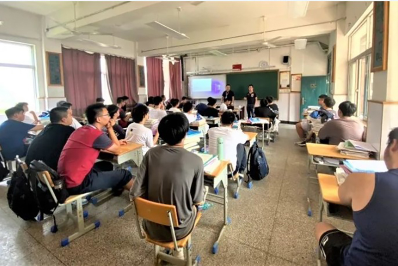 校企融合搭橋梁——工匠進(jìn)校上課啦！(圖1)