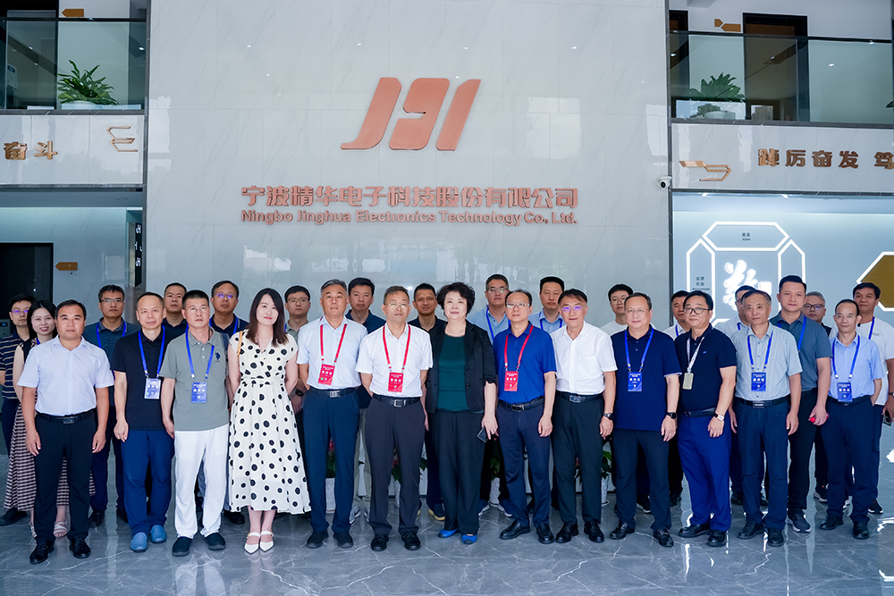 中小企業(yè)數(shù)字化轉型現(xiàn)場交流活動考察團領導蒞臨我司參觀調(diào)研(圖4)