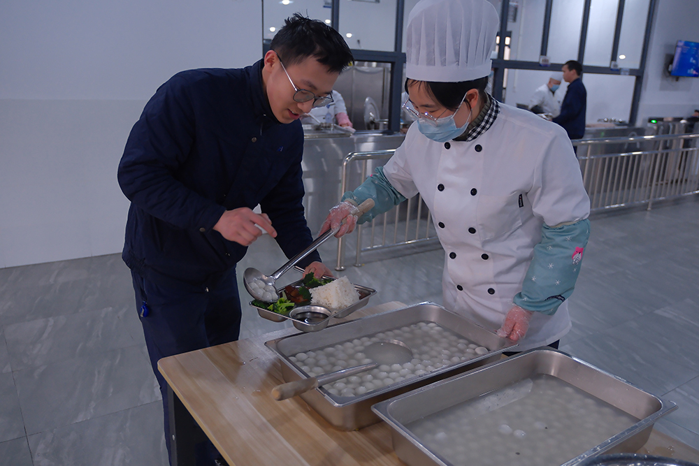 品八方風(fēng)味，享元宵喜樂 | 公司成功舉辦特產(chǎn)分享及元宵節(jié)活動(dòng) 品八方風(fēng)味，享元宵喜樂。2月12日，傳統(tǒng)元宵佳節(jié)，公司在食堂精心組織了“吃湯圓、賞花燈、品特產(chǎn)、投球贏獎(jiǎng)品”等一系列元宵活動(dòng)，節(jié)日氛圍濃厚(圖4)